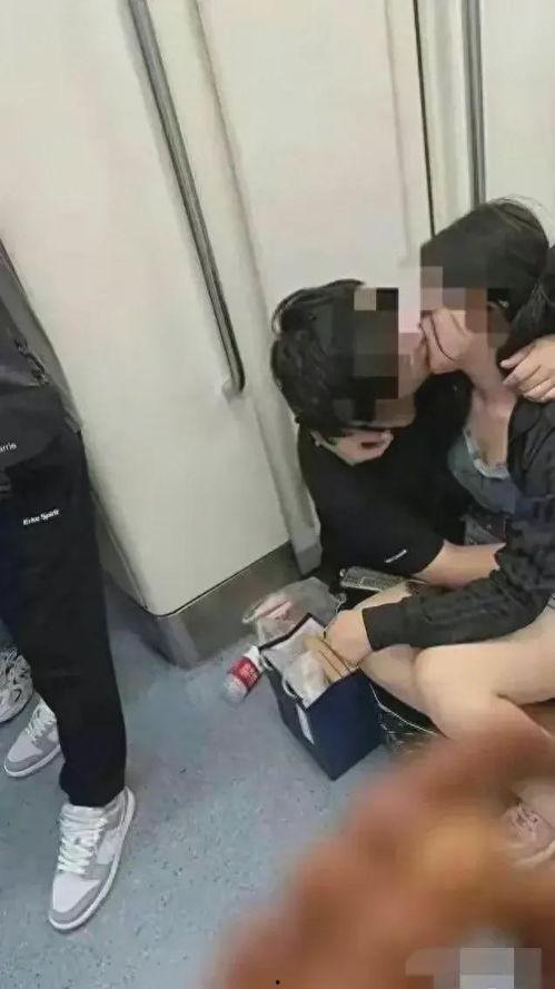 吃瓜地铁情侣,揭秘地铁情侣的甜蜜日常