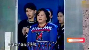 综艺蒙眼吃瓜挑战视频,综艺现场笑料百出,明星们谁能猜中瓜果之谜?