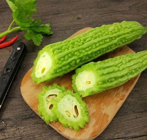 宿舍楼前吃瓜,揭秘校园生活趣味瞬间